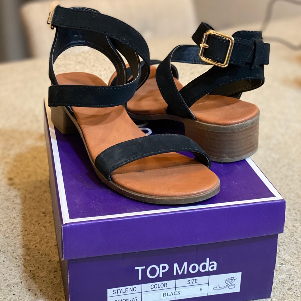 Black sandal with block heel